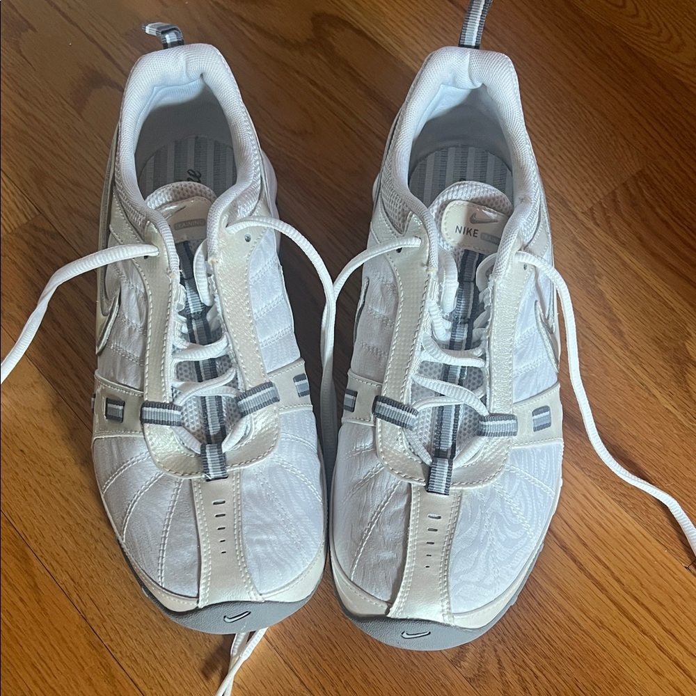 Nike Reax Training White & Gray Lightweight Sneakers size 10